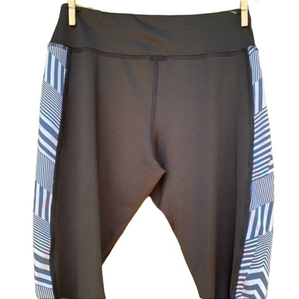 Life Elsewhere Active Black Grey Athletic Capri Leggings Size Medium - Picture 8 of 8